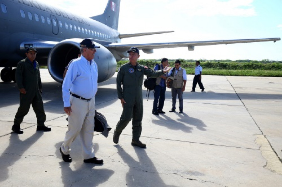 Kuczynski descendiendo del avión presidencial en su reciente visita a Piura. Foto: Presidencia del Perú.