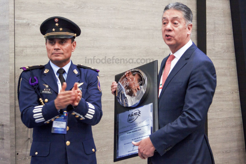 Momento en que el COO de Hydra Technologies recibe el reconocimiento por parte de la FAM. Foto García.