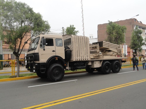 Lanzador de cohetes Tipo 90B del Ejército de Perú en la Parada Militar 2016. Foto: Peter Watson.