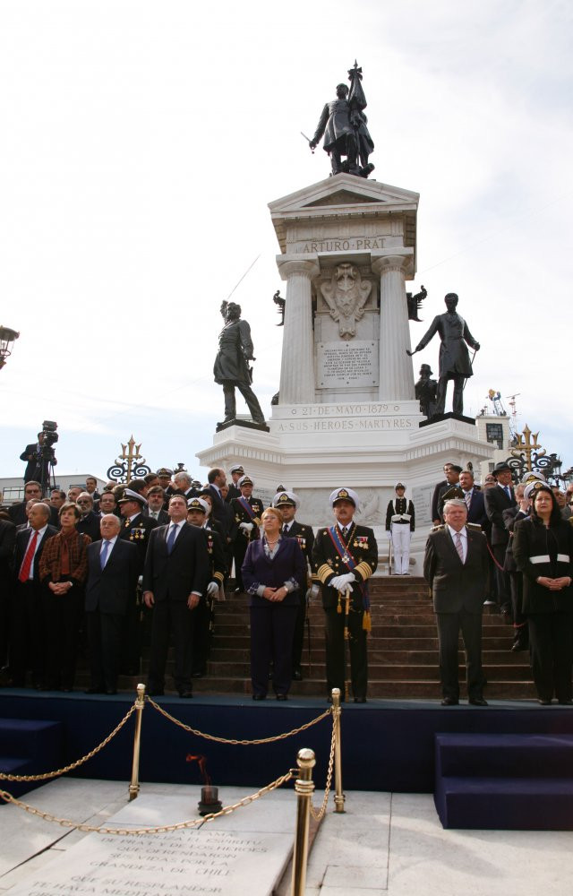 Michelle Bachelet, José Antonio Gómez y el almirante Enrique Larrañaga, durante el evento. Foto: Armada de Chile