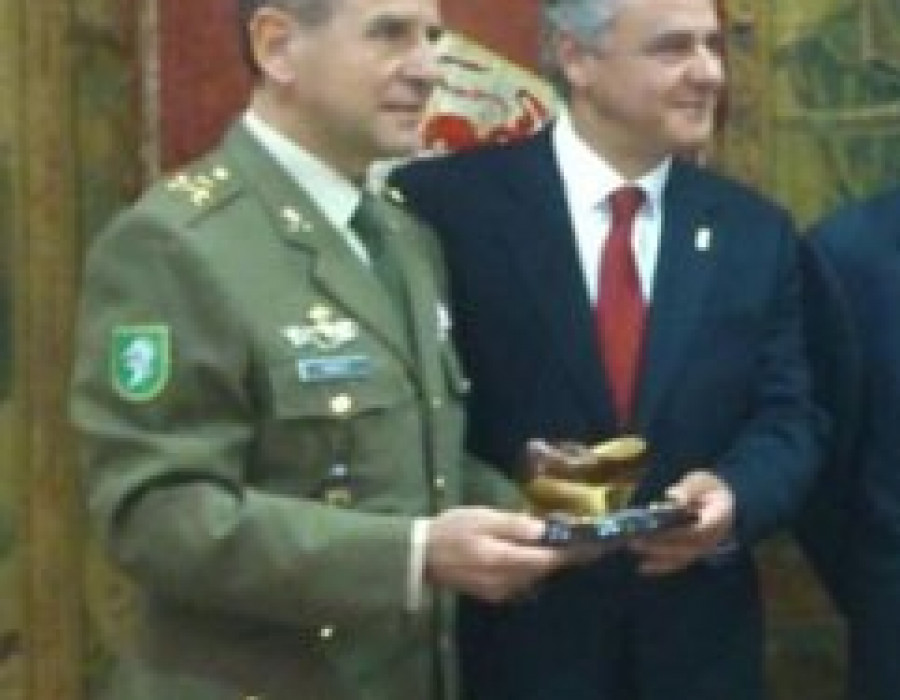 General Robles Díez izquierda recoge un premio en Madrid. Foto: Ejército de Tierra