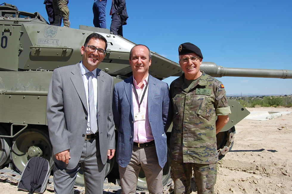 Reinaldo Villa Thales, Antonio Seguido Indra y el general José Conde de Arjona Brigada acorazada. Foto: NGP.