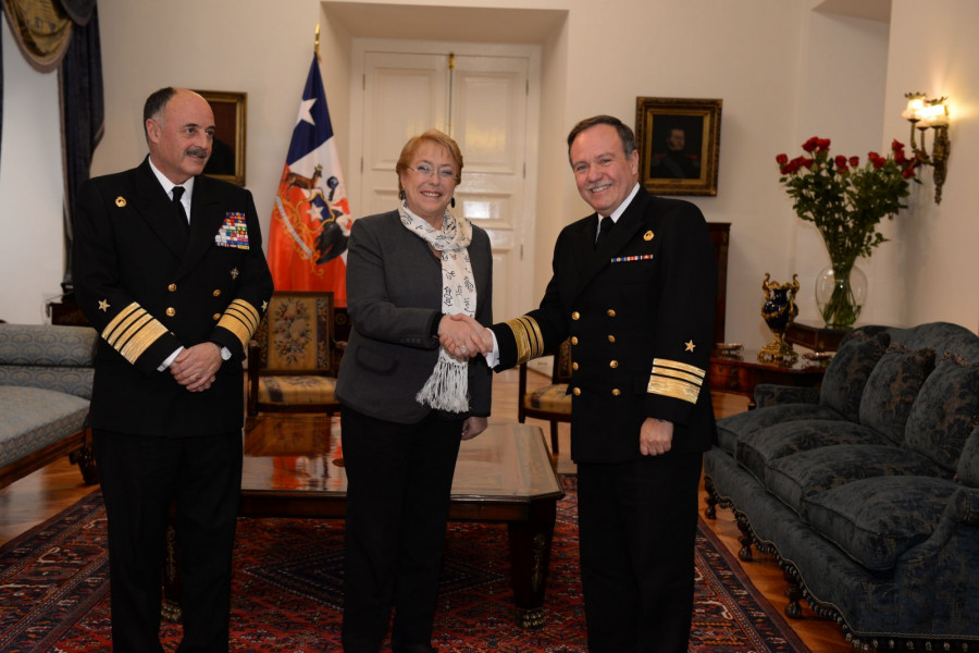 La presidente Bachelet saluda al nuevo comandante en jefe de la Armada de Chile Foto: Armada de Chile