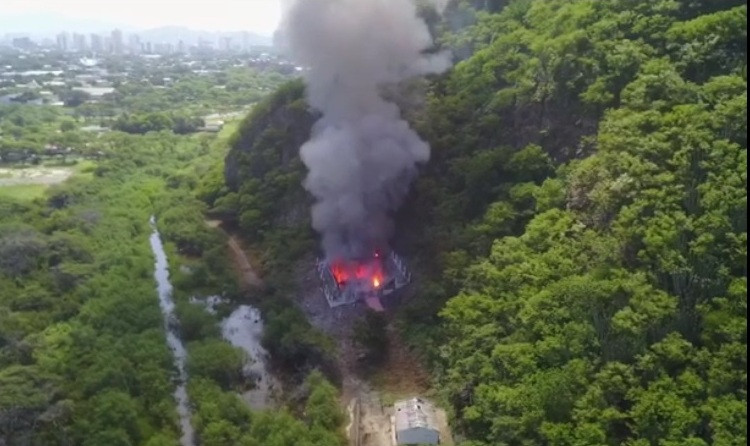 Incendio después del estallido de las espoletas. Foto Infodefensa.com