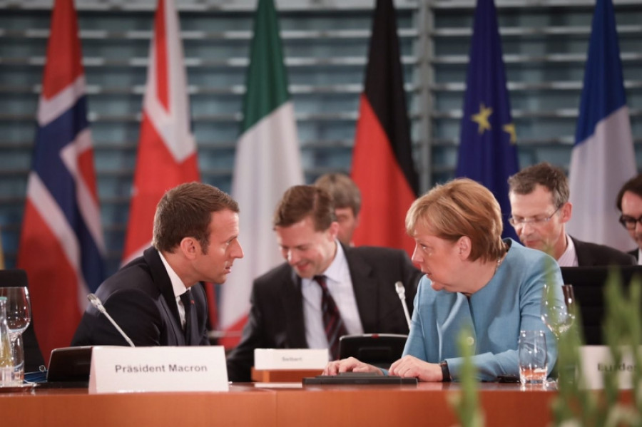 El presidente de Francia, Emmanuel Macron, conversa con la canciller alemana, Angela Merkel. Foto: Presidencia de Francia