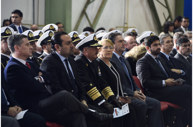 Presidenta Bachelet en corte de la primera plancha del Antártica I. Fuente: Prensa Presidencia