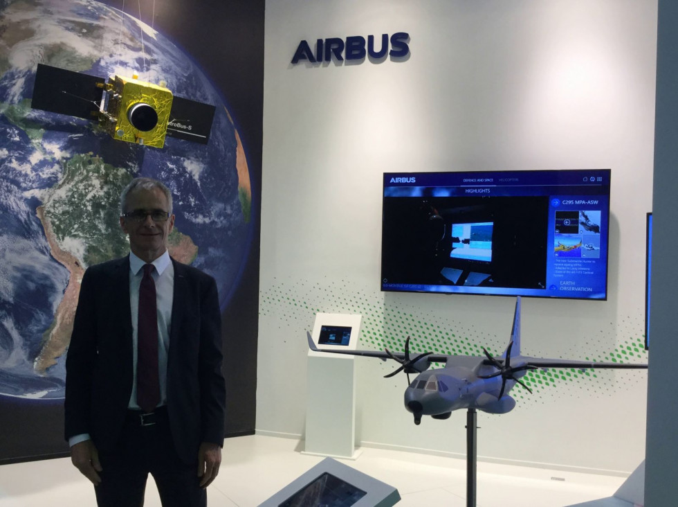 Roux en el stand de Airbus en LAAD.