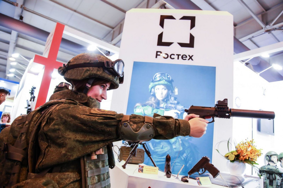 150722 arma rusia poctex pistola soldado mujer rostec