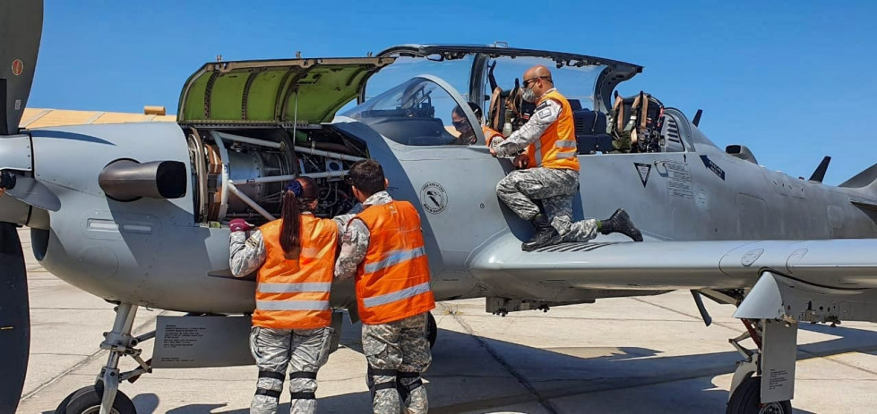 Personal del Grupo N° 54 junto a un Embraer A-29B Super Tucano del Grupo N° 1 de la FACh. Foto: FACh