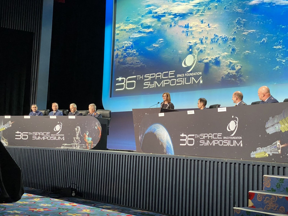 El coronel Sáez,  primero de izq. a der., en el panel International Military Collaboration. Foto: Space Foundation