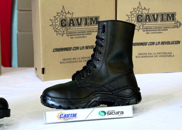 Bota militar producida en la nueva planta. Foto: Viceministerio de Planificación y Desarrollo para la Defensa