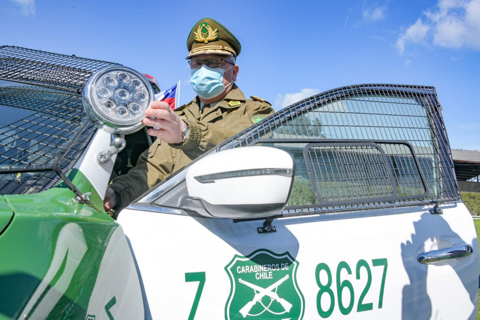 El general Yáñez inspecciona uno de los nuevos SUV adaptados para funciones policiales. Foto: Carabineros