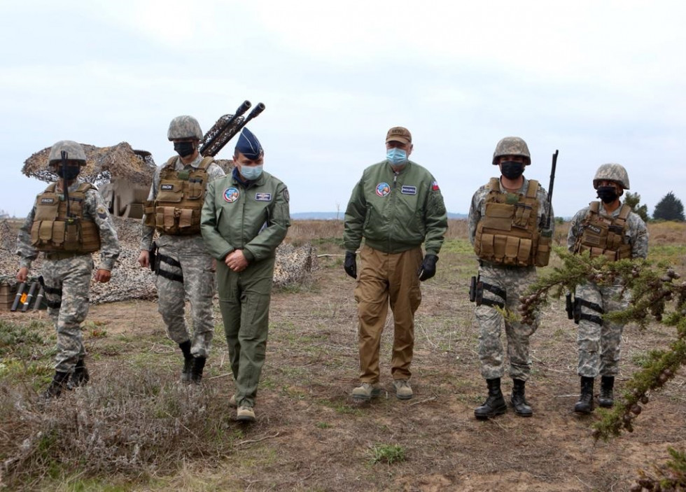 El general Merino y el ministro Prokurica en la base aérea Quintero. Foto: Ministerio de Defensa Nacional