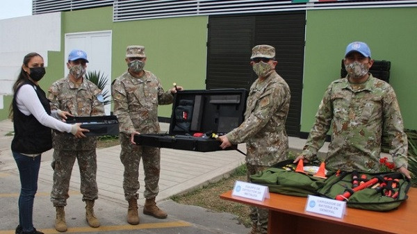 Entrega de los equipos de desminado humanitario al Ejército. Foto: Ministerio de Defensa del Perú