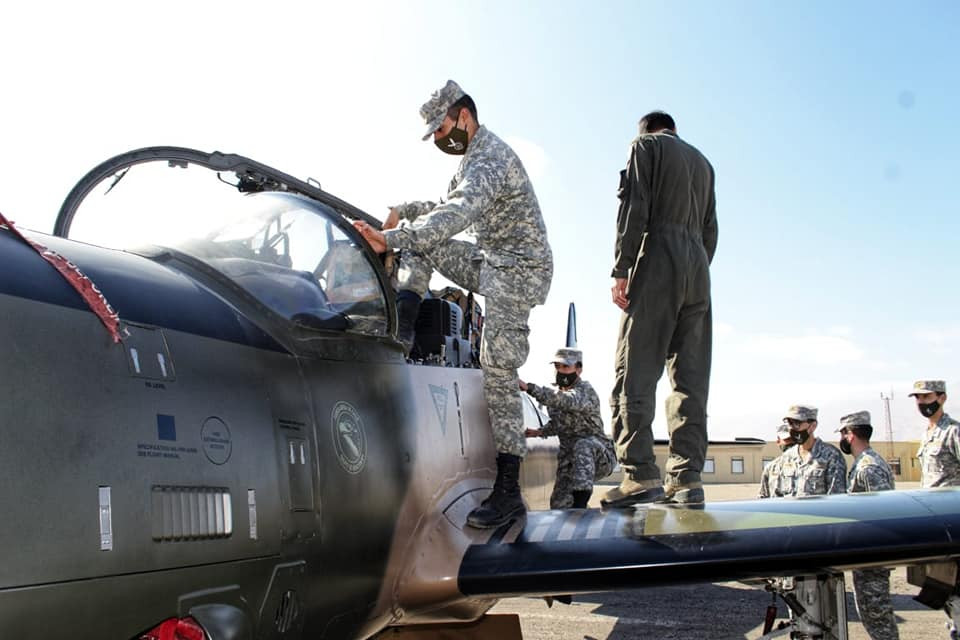 Un cadete junto a un Embraer A-29B Super Tucano del Grupo de Aviación N° 1. Foto: FACh