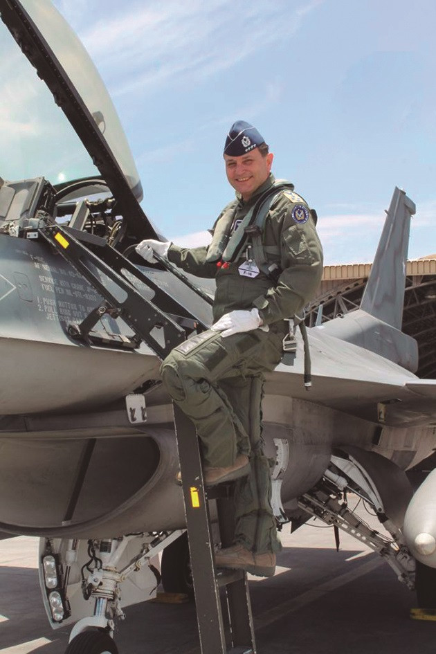 El comandante en jefe de la Fuerza Aérea de Chile, general Arturo Merino, junto a un F-16 Block 50. Foto: FACh