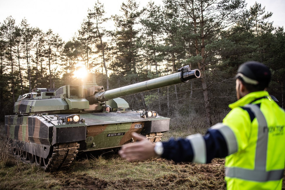 Un operario de Nexter ante un carro de combate Leclerc. Foto: Nexter