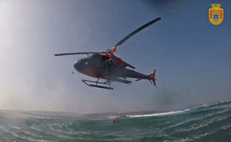 El entrenamiento permite a las dotaciones de vuelo y a los nadadores de rescate realizar salvamento en el mar. Imagen: Armada de Chile