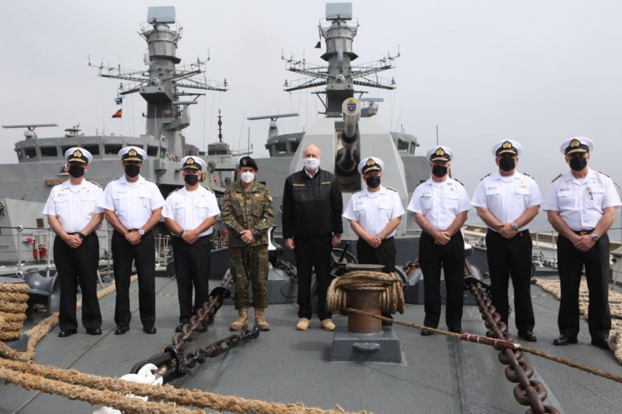 La autoridad a bordo de la fragata Cochrane junto al almirante Leiva e integrantes del Alto Mando Naval. Foto: Ministerio de Defensa