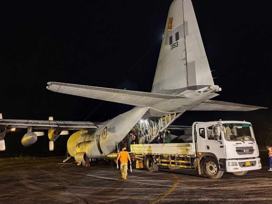 El avión de transporte KC-130H FAP-393 en Tarapoto, recibiendo los balones de oxígeno. Foto: FAP