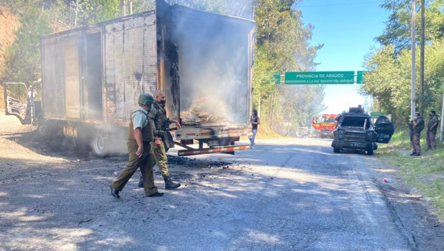 Los hechos de violencia han incluido la quema de camiones en caminos rurales de Malleco. Foto: Carabineros de Chile