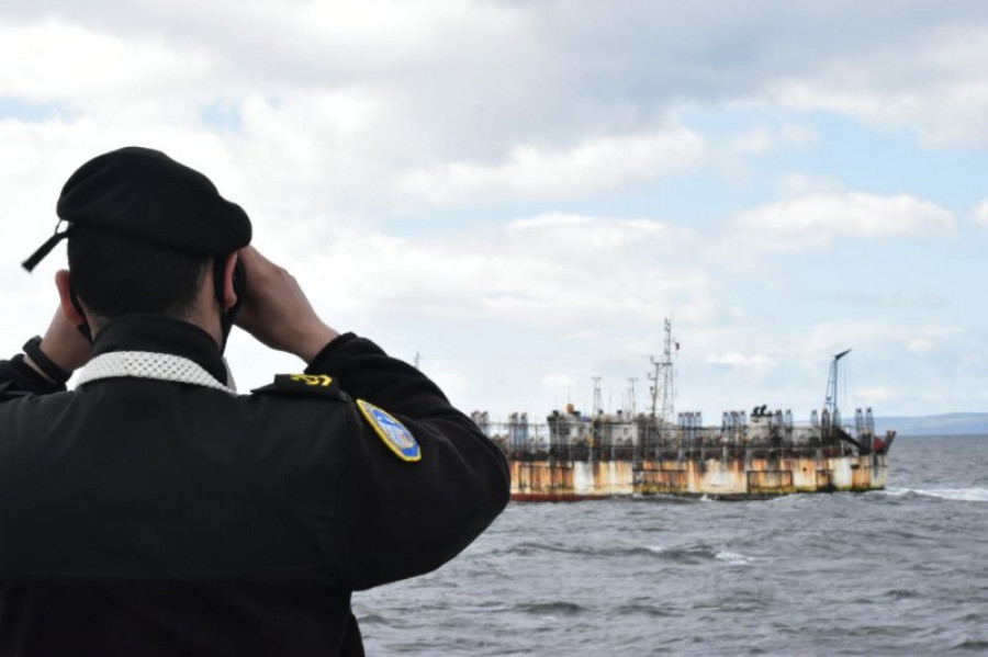 La institución dispuso diversos medios de superficie y aéreos para fiscalizar el tránsito de la flota extranjera. Foto: Armada de Chile