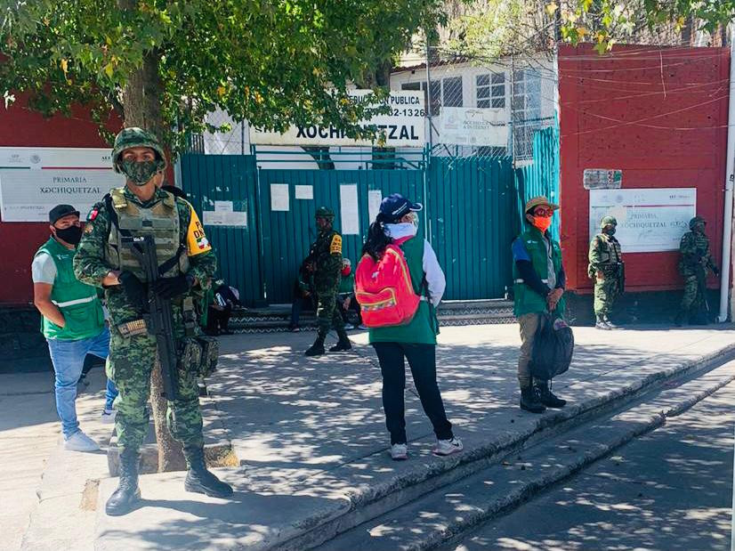 Resguardo de un centro de vacunación. Foto: Nelly Segura