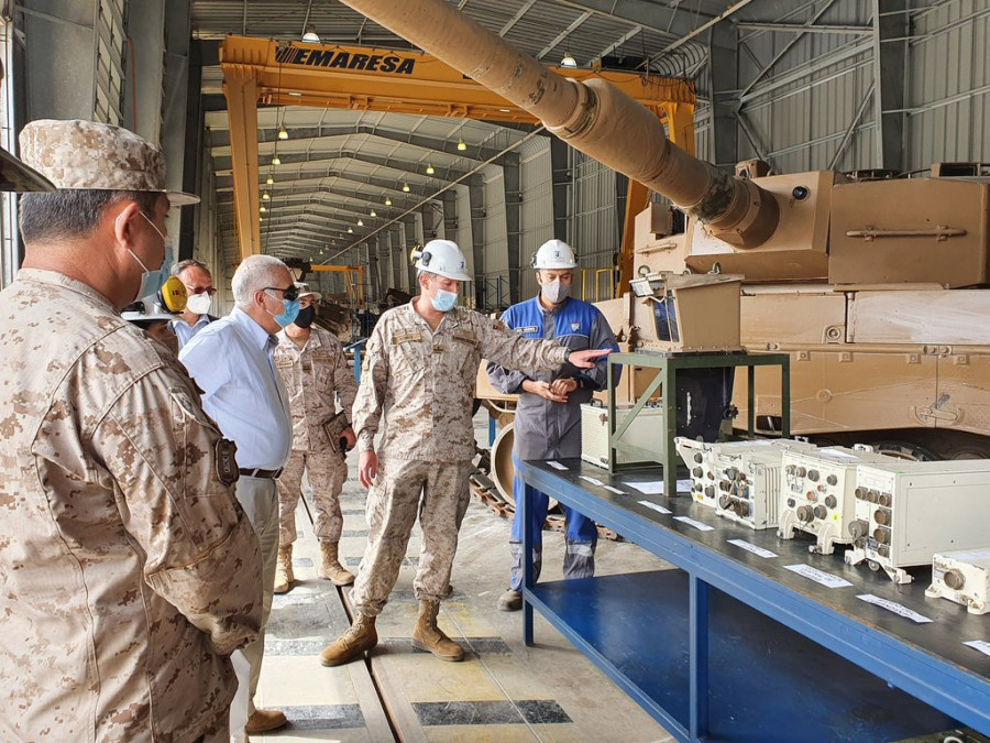 Personal del CMIF Antofagasta explica al subsecretario Vargas el mantenimiento que reciben los componentes del Leopard 2A4. Foto: Famae