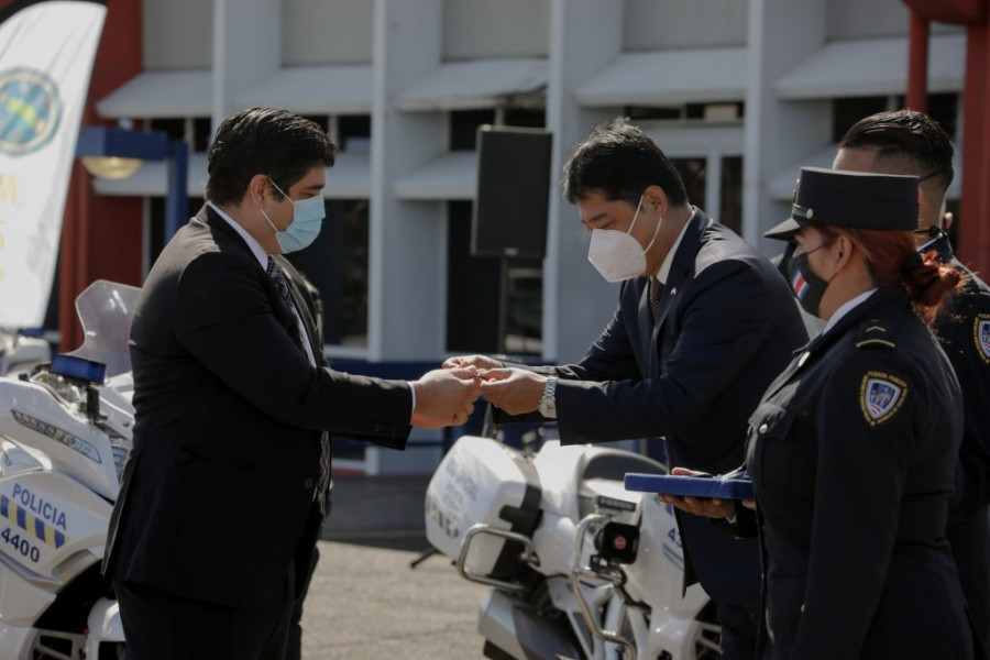 El presidente de Costa Rica, Carlos Alvarado, recibe la donación china para la Policía. Foto: Ministerio de Seguridad de Costa Rica.