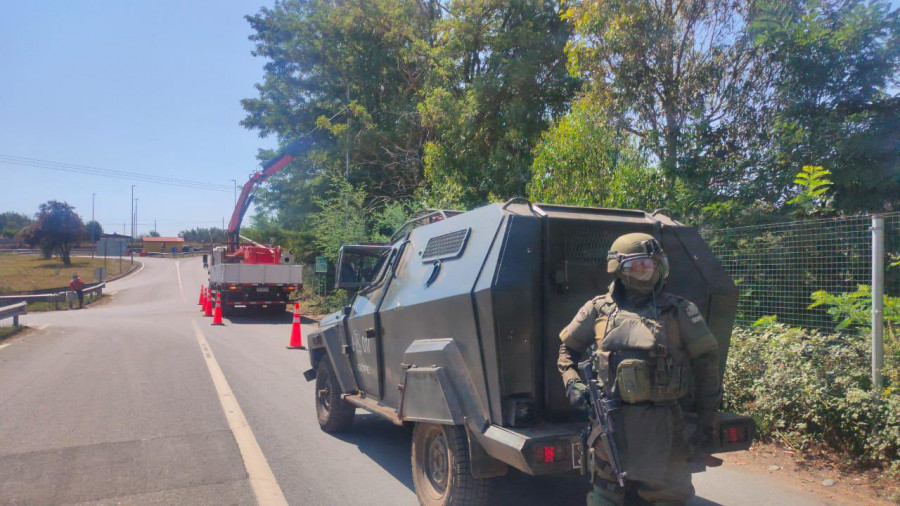 Carabineros del GOPE Araucanía resguarda la reposición de postes de luz en Ercilla. Foto: Carabineros de Chile