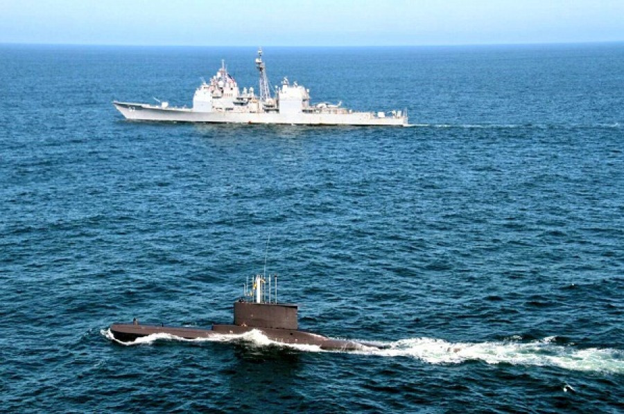 Crucero misilero de Estados Unidos y submarino 2091200 de Perú en ejercicio Siforex 2018. Foto: Armada del Perú