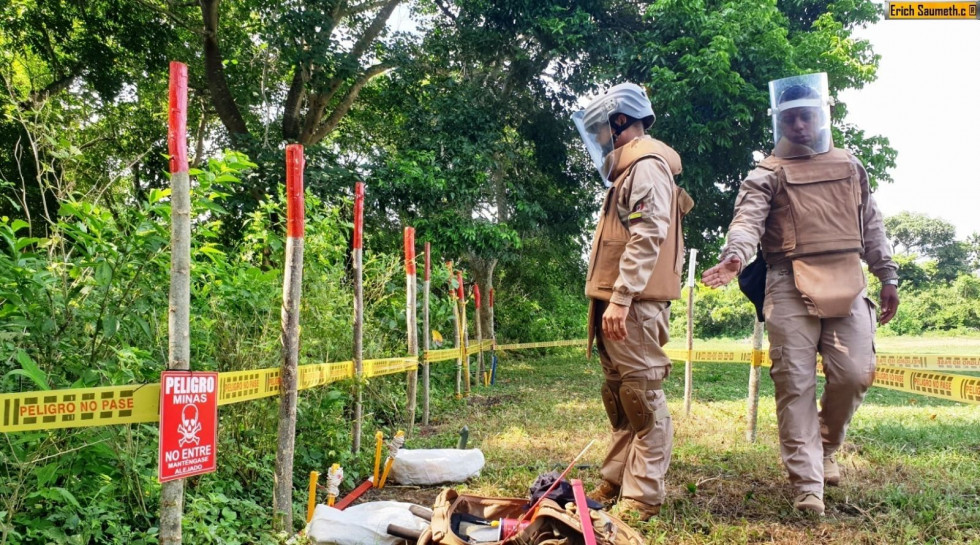 Infantes de marina colombianos en una operación de desminado. Fotos: Erich Saumeth  Infodefensa.com