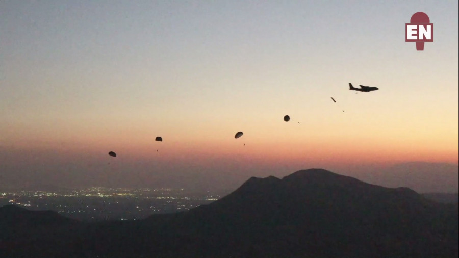 Salto nocturno del curso de Paracaidista Básico Militar. Imagen: Ejército de Chile