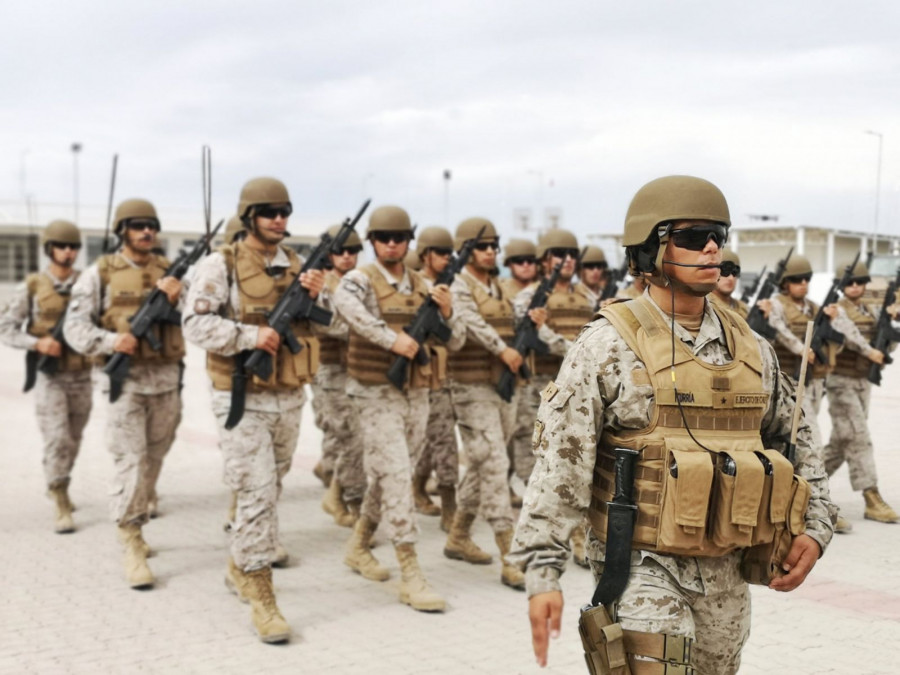 Efectivos del Arma de Telecomunicaciones con cascos balísticos Mich 2000. Foto: Ejército de Chile