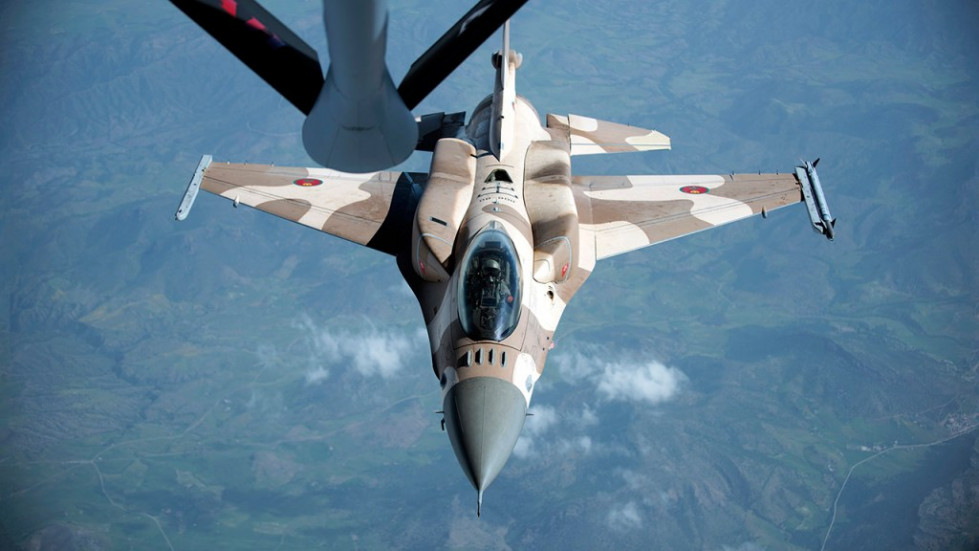 F-16C Block 52 de Marruecos en una maniobra de reabastecimiento en vuelo. Foto: USAF