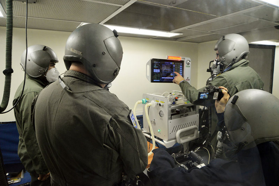 Especialistas del Cmae realizan pruebas en la cámara hipobárica con el ventilador mecánico chileno. Foto: FACh