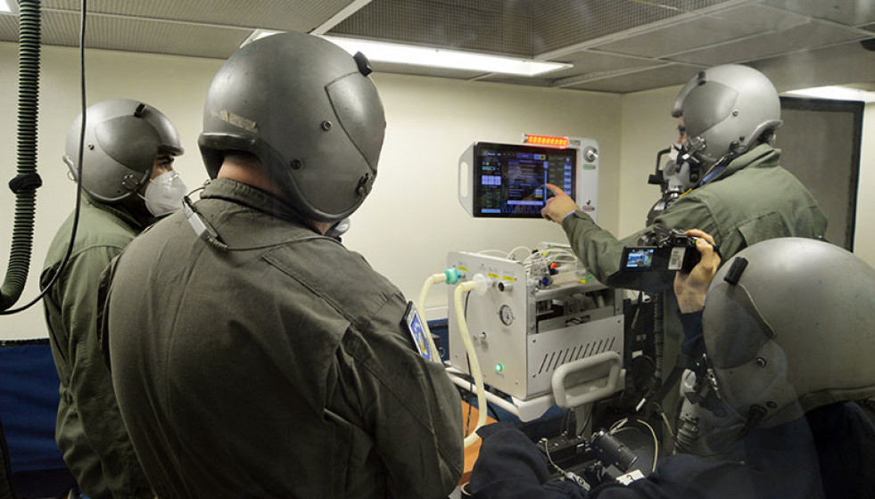 Especialistas del Cmae realizan pruebas en la cámara hipobárica con el ventilador mecánico chileno. Foto: FACh