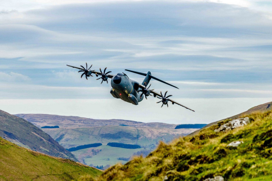 Avión A400M volando a baja altura. Foto: Airbus