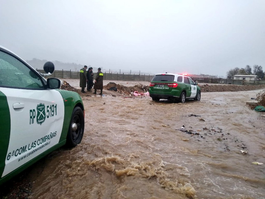 Carabineros de la 6ª Comisaría Las Compañías llegan con sus vehículos Dodge para ayudar a familias vulnerables. Foto: Carabineros de Chile