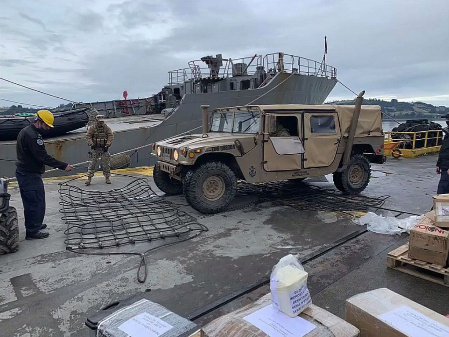Embarque de vehículo AM General M998 4x4 del CIM en el puerto de Castro. Imagen: Armada de Chile