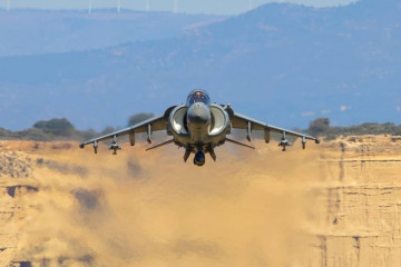 Caza de ataque Harrier en el polígono de tiro de Bardenas Reales. Foto: Armada española