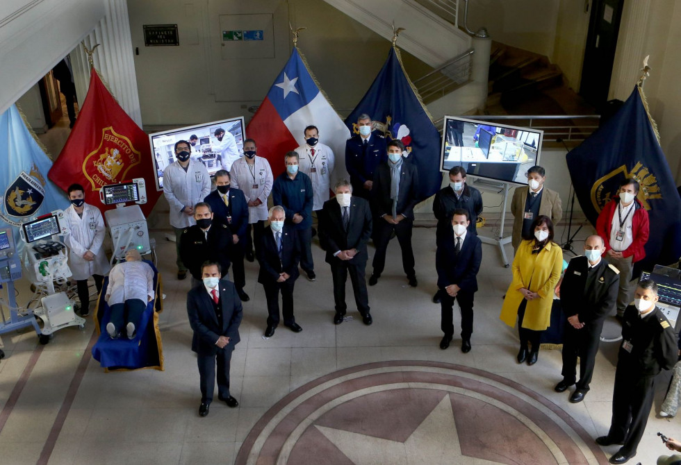 Ceremonia de presentación de los dos ventiladores mecánicos. Foto: Ministerio de Defensa