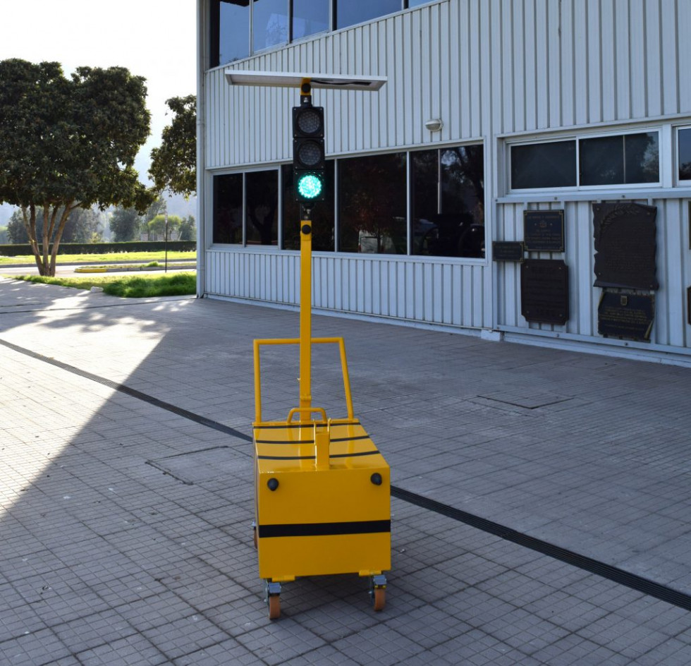 El dispositivo cuenta con un panel solar que entrega alimentación eléctrica y una autonomía de siete horas. Foto: Famae