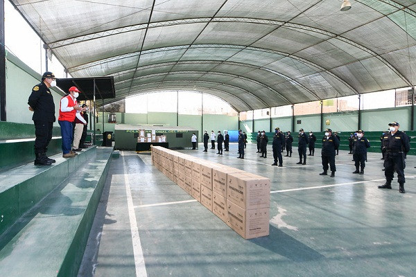 El ministro Gastón Rodríguez entrega equipos de protección personal en Ica. Foto: Ministerio del Interior