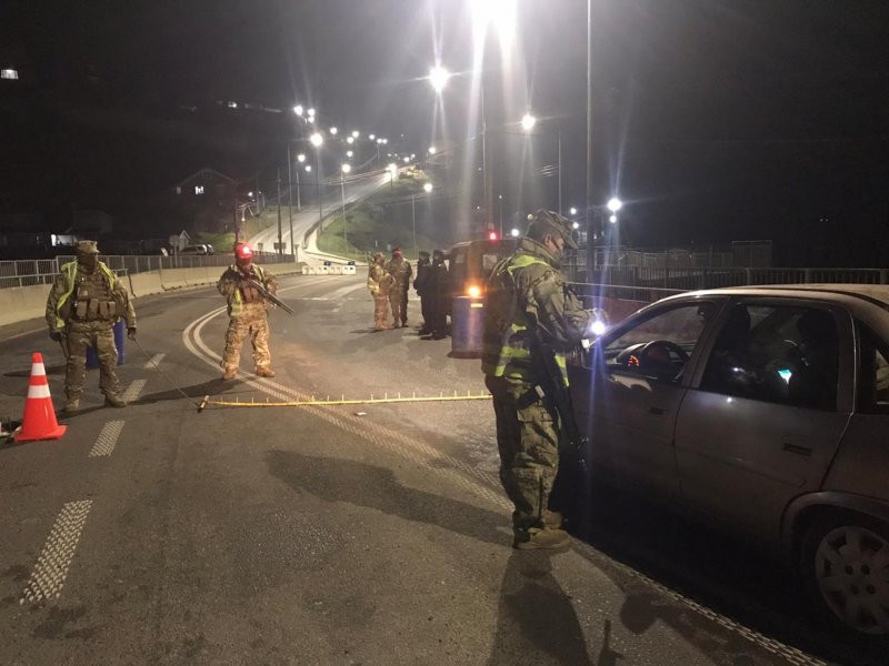 El control vehicular nocturno es una de las labores de la Infantería de Marina en Chiloé. Foto: Armada de Chile