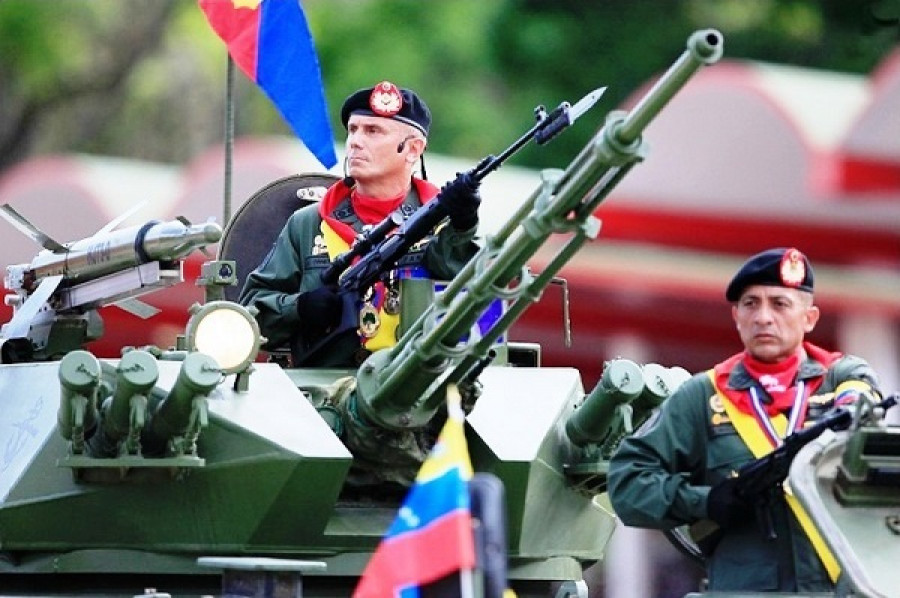 El general Ornelas Ferreira izq. comandando un desfile militar en Caracas. Foto: Minci