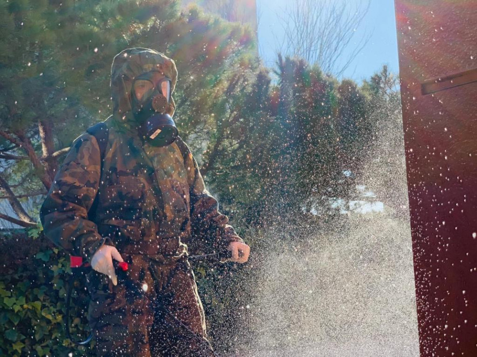 Desinfección de instalaciones por parte del Brigada Paracaidista del Ejército español. Foto: Ministerio de Defensa español