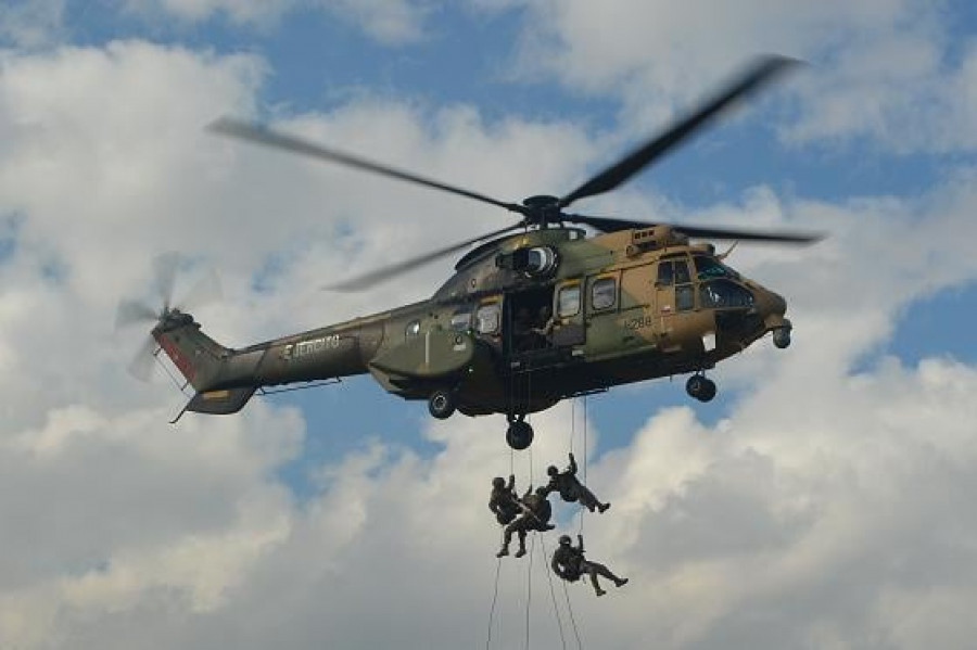 Comandos en ejercicio Fast Rope desde un Airbus AS532 ALe de la Brigada de Aviación Ejército. Foto: Ejército de Chile