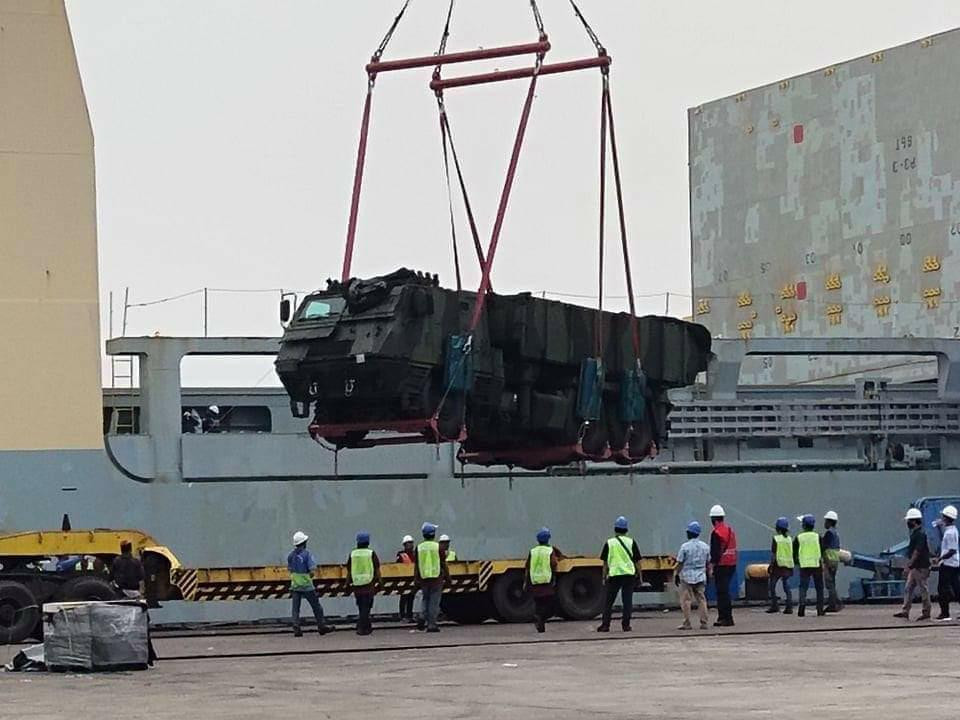 Os lançadores Astros II MK.6 sendo descarregados no porto de Tanjung Priok, em Jacarta.