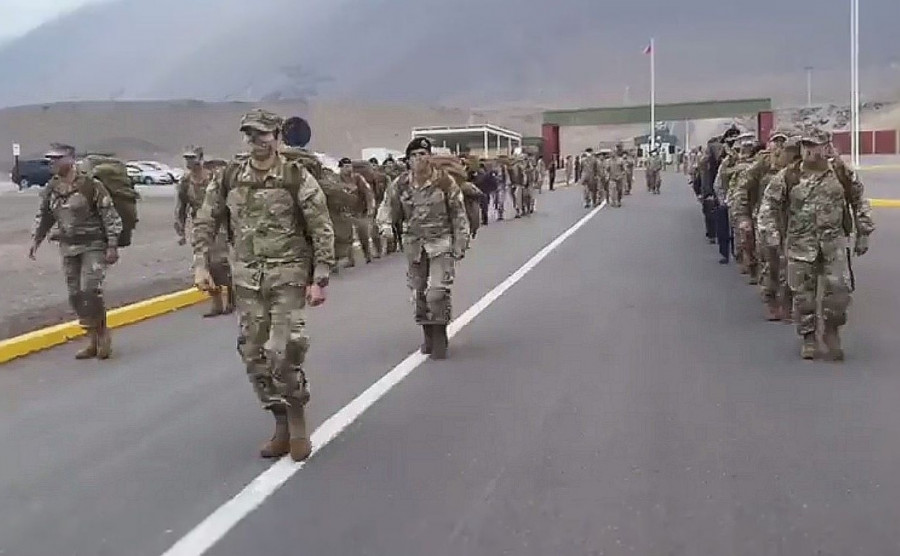 Los efectivos ingresaron marchando al Fuerte Condell de Iquique. Imagen: Armada de Chile
